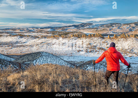 ältere männliche Wanderer genießen Sie einen Blick auf die Felsformation am Fuße der Rocky Mountains - Winterlandschaft Stockfoto