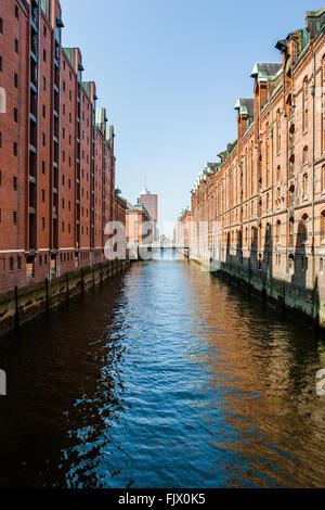 HAMBURG, Deutschland - 16. April 2009: Kanal und restaurierten traditionellen Gewerbebauten (Speicherstadt) in Hamburg, Deutschland. Stockfoto