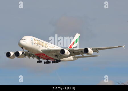 Emirates Airlines Airbus A380-800 A6-EDH landet auf dem Flughafen London Heathrow, Vereinigtes Königreich Stockfoto