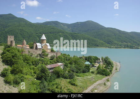 Ananuri Festung und Himmelfahrt-Kirche auf dem Zhinvali Stausee, Georgia Stockfoto