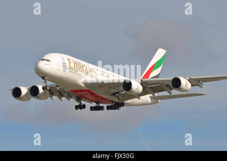 Emirates Airlines Airbus A380-800 A6-EDH landet auf dem Flughafen London Heathrow, Vereinigtes Königreich Stockfoto