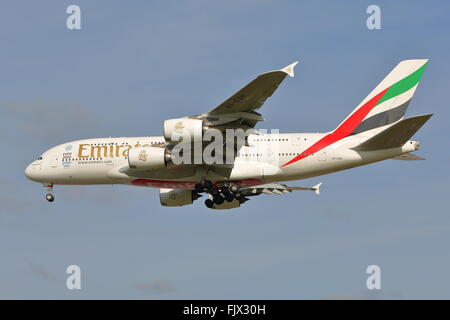 Emirates Airlines Airbus A380-800 A6-EDH landet auf dem Flughafen London Heathrow, Vereinigtes Königreich Stockfoto