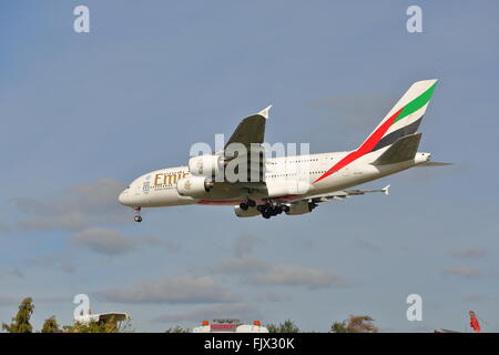 Emirates Airlines Airbus A380-800 A6-EDH landet auf dem Flughafen London Heathrow, Vereinigtes Königreich Stockfoto