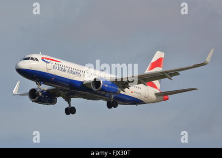 British Airways Airbus A320-200 G-EUYT Landung in Heathrow Stockfoto