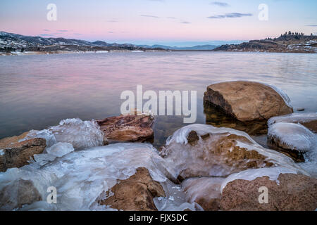 Winter-Morgendämmerung über vereiste Ufer des Horsetooth Reservoir in der Nähe von Fort Collins in northern Colorado Stockfoto