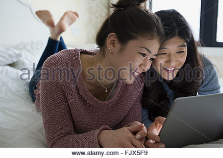 Mutter und Tochter im Teenageralter mit digital-Tablette Bett