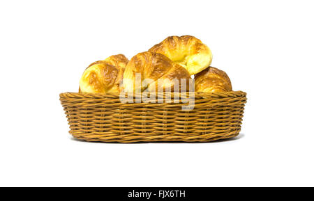 Golden Braun Croissant in Rattan Korb isoliert auf weißem Hintergrund Stockfoto