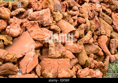 Große Haufen Teile und Formen gebacken Ton auf dem Hügel. Stockfoto