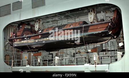 AJAX-NEWS-FOTOS. 2005. PLYMOUTH, ENGLAND. -ROYAL MARINE COMMANDOS - LANDUNGSBOOTE UNTERGEBRACHT IN SPEZIELLEN STAUUNG AUF HMS OCEAN. FOTO: JONATHAN EASTLAND/AJAX REF: 50310 / 412 Stockfoto