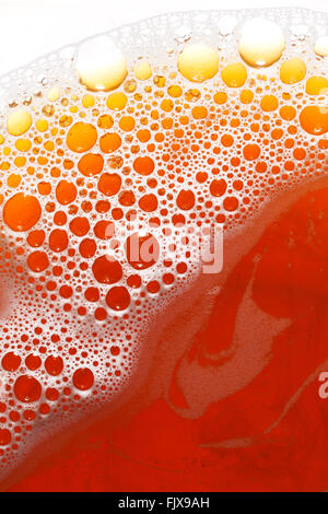 Blasen in einem roten oder gelben Bier hautnah Stockfoto