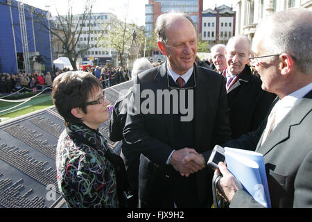 Belfast, UK. 04.12.2012 - beantwortet Dr. Robert Ballard, der Meeresforscher Entdecker der Titanic Wrack 1985, Medien, Stockfoto