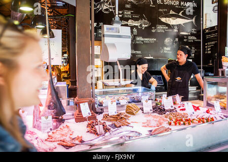 Verkauf von Fischen, Markthalle San Miguel, Madrid, Spanien Stockfoto
