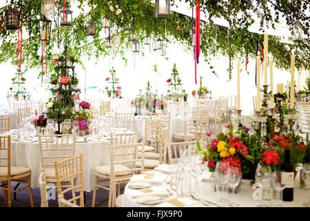 Hochzeit, Veranstaltung, Bankett oder besonderen Anlass Tischdekoration und Blumen, weiten Raum, Kandelaber, Braut, Bräutigam, Gänseblümchen, Rosen Stockfoto