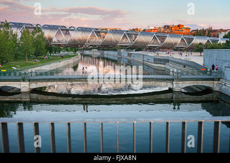 Fluss Manzanares, im Hintergrund Arganzuela Brücke von Dominique Perrault, Madrid Rio Park. Madrid, Spanien Stockfoto