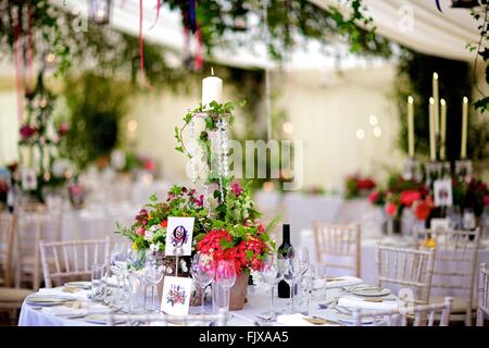 Hochzeit, Veranstaltung, Bankett oder besonderen Anlass Tischdekoration und Blumen, Tischdekoration, Braut, Bräutigam, Gänseblümchen & Rosen Stockfoto