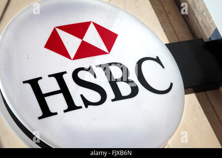 HSBC-Schild über dem Eingang zu einem Zweig der HSBC Bank in Knightsbridge London beleuchtet. Stockfoto