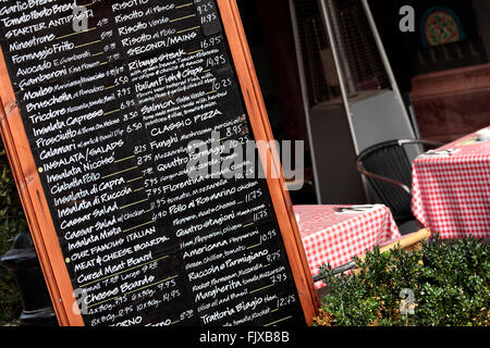 Italienisches Restaurant mit Speisekarte an Bord in Englisch und Italienisch für Touristen. Stockfoto