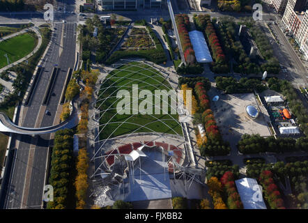 Ein overhead Luftbild des Millennium Park einschließlich der BP Brücke, Pritzker Pavilion und Cloud Gate in Chicago, IL, USA Stockfoto