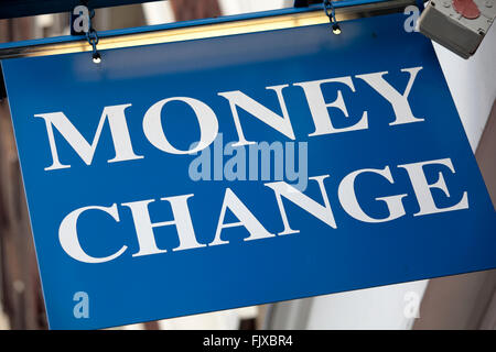 Geld wechseln Schild über dem Eingang, eine Wechselstube in London. Stockfoto