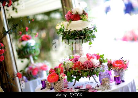Hochzeit, Veranstaltung, Bankett oder besonderen Anlass Tischdekoration und Blumen, Braut, Bräutigam, Gänseblümchen & Rosen Stockfoto