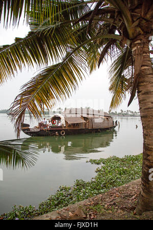 Hausboot in der Dämmerung auf den Backwaters Kerala Indien Stockfoto