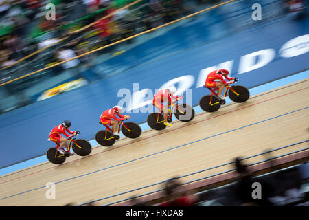 London, Großbritannien. 3. März 2016. Die chinesische Mannschaft Radfahrer konkurrieren während der Frauen Team Pursuit Qualifikationsrunde bei den UCI 2016 Track Cycling World Championships in London, Großbritannien, am 3. März 2016. Bildnachweis: Richard Washbrooke/Xinhua/Alamy Live-Nachrichten Stockfoto