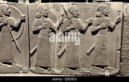 Hittite Palast Beamte oder Krieger. Relief Schnitzen von Carchemish 8C BC. Museum für Anatolische Zivilisationen, Ankara, Türkei Stockfoto