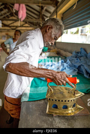 Ein Mann, der arbeitet In Kochi Dhobi Wallah Kerala Indien Stockfoto