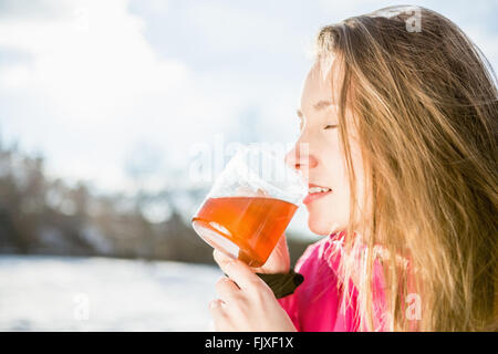 Frau trinkt Tee Stockfoto