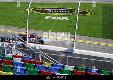 Daytona International Speedway Sitze, Track, Rasenfläche mit Zeichen für Nascar Sprint Cup Series, Fox. Zoomen durch während der Rennwagen Stockfoto