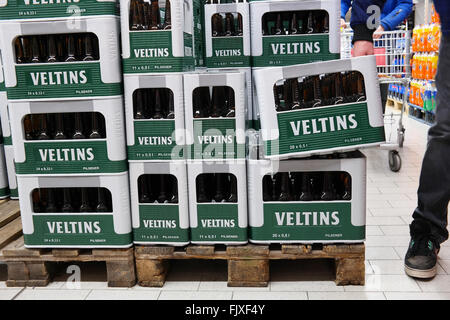 Stapel von Veltins Bierkisten in einem Kaufland SB-Warenhaus. Stockfoto