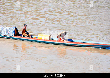 Asien. Süd-Ost-Asien. Laos. Provinz von Luang Prabang, Stadt Luang Prabang, zwei buddhistische Mönche in einem Kanu am Mekong River. Stockfoto