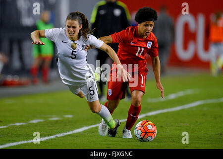 Tampa, Florida, USA. 3. März 2016. US-Verteidiger Kelley O'Hara (5) und England-Verteidiger Demi Stokes(11) Kampf für einen Ball, während der sie glaubt Cup im Raymond James Stadium am 3. März 2016 in Tampa, Florida. Bildnachweis: Scott A. Miller/ZUMA Draht/Alamy Live-Nachrichten Stockfoto