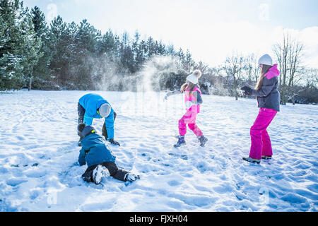 Familie spielen Schneeballschlacht Stockfoto