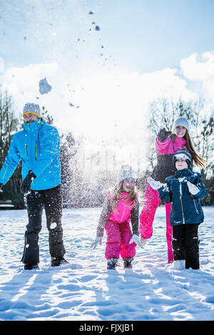 Familie Schneeballschlachten Stockfoto