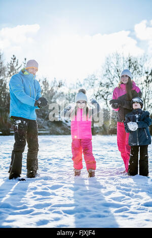 Familienholding Schneebälle Stockfoto