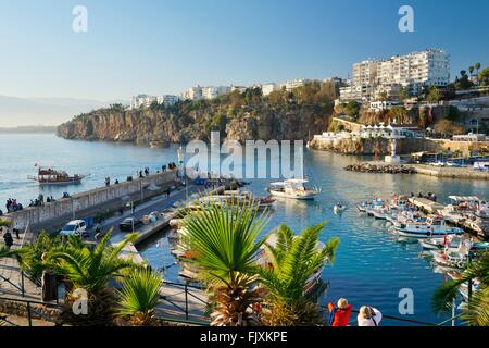 Kaleici ist das historische Zentrum der Stadt Antalya, Türkei. NW auf den alten Hafen und Yachthafen an der Mittelmeerküste Stockfoto