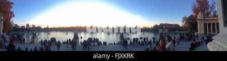 MADRID - 6. Dezember: Denkmal für König Alfonso XII im berühmten Retiro Park in der Abenddämmerung, Madrid, Spanien 6, 2015. Panorama-Aufnahme Stockfoto