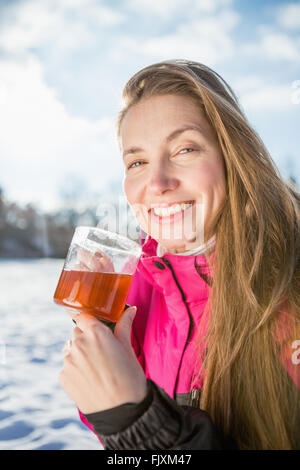 Frau trinkt Tee Stockfoto