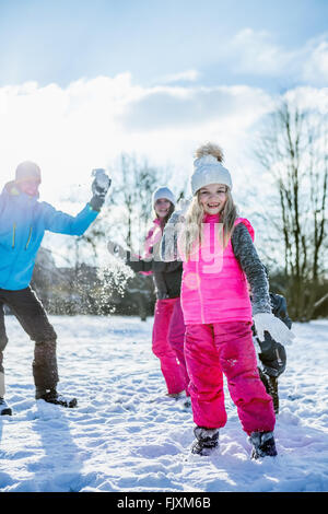 Familie spielen Schneeballschlacht Stockfoto