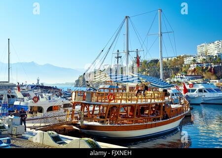 Kaleici ist das historische Zentrum der Stadt Antalya, Türkei. NW auf den alten Hafen und Yachthafen an der Mittelmeerküste Stockfoto
