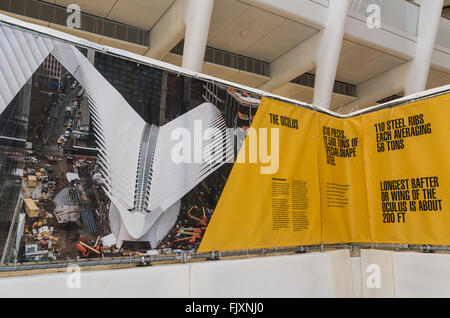 Hinweisschild auf dem Display in das Oculus des World Trade Center Transportation Hub am Tag von Santiago Calatrava entworfen, dass es geöffnet. Die Zeichen beschreibt die Struktur und Architektur des Gebäudes. Stockfoto