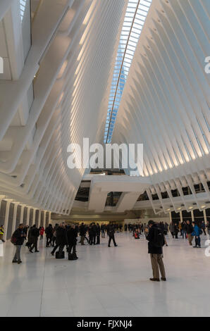 Menschen fotografieren im Inneren das Oculus des World Trade Center Transportation Hub am Tag seiner Eröffnung von Santiago Calatrava entworfen. Stockfoto