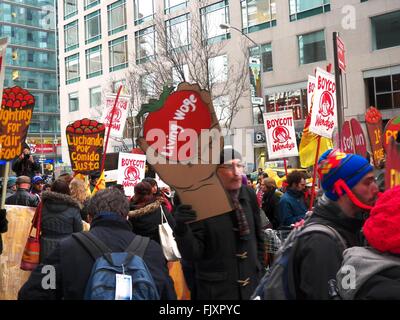 New York, USA. 3. März 2016. Workers Stimme NYC Rallye und Marsch nach Büros von Wendy Präsident Nelson Peltz, in ihrem Kampf für Landarbeiter und alle Arbeitnehmerrechte mit Fair Food Verbündeten aus in New York zum Auftakt der diesjährigen großen Mobilisierung, die 2016 Workers Stimme Tour Credit: Mark Apollo/Alamy Live News Stockfoto