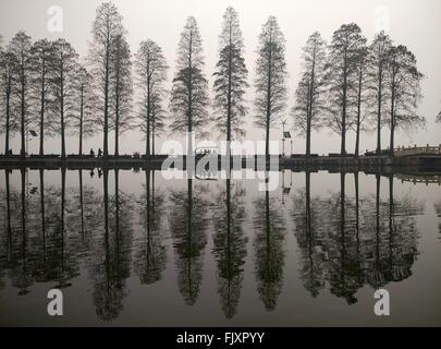 Wuhan, China Hubei Provinz. 3. März 2016. Menschen besuchen den Smog gehüllten See im Donghu Park in Wuhan, der Hauptstadt der Provinz Zentral-China-Hubei, 3. März 2016. Bildnachweis: Hao Tongqian/Xinhua/Alamy Live-Nachrichten Stockfoto