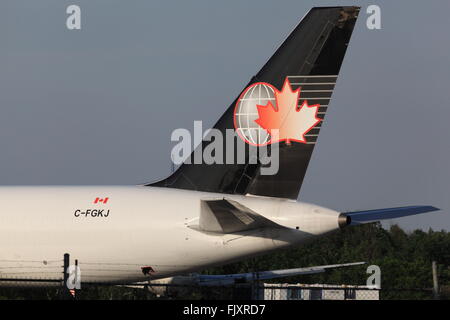 Boeing 757-223 C-FGKJ CargoJet an der YOW Ottawa Kanada, 4. Juni 2015 Stockfoto