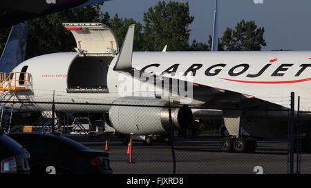 Boeing 757-223 C-FGKJ CargoJet an der YOW Ottawa Kanada, 4. Juni 2015 Stockfoto