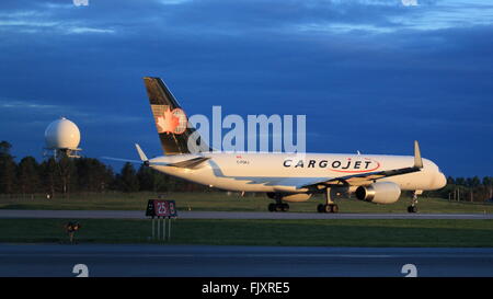 Boeing 757-223 C-FGKJ CargoJet an der YOW Ottawa Kanada, 4. Juni 2015 Stockfoto