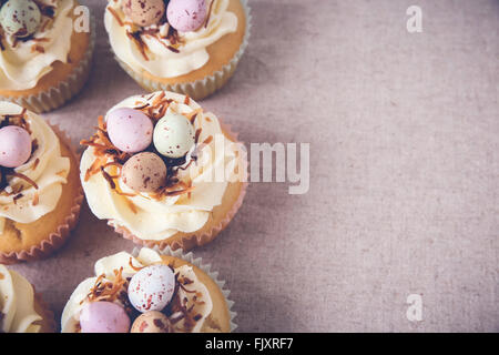 Hausgemachte Ostern Eiern Cupcakes, Kopie Raum Hintergrund, Muskelaufbau Stockfoto