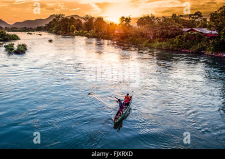 Asien. Süd-Ost-Asien. Laos. Provinz Champasak. 4000 Inseln, Siphandon, Don Khone Insel. Fischer wirft sein Netz. Stockfoto